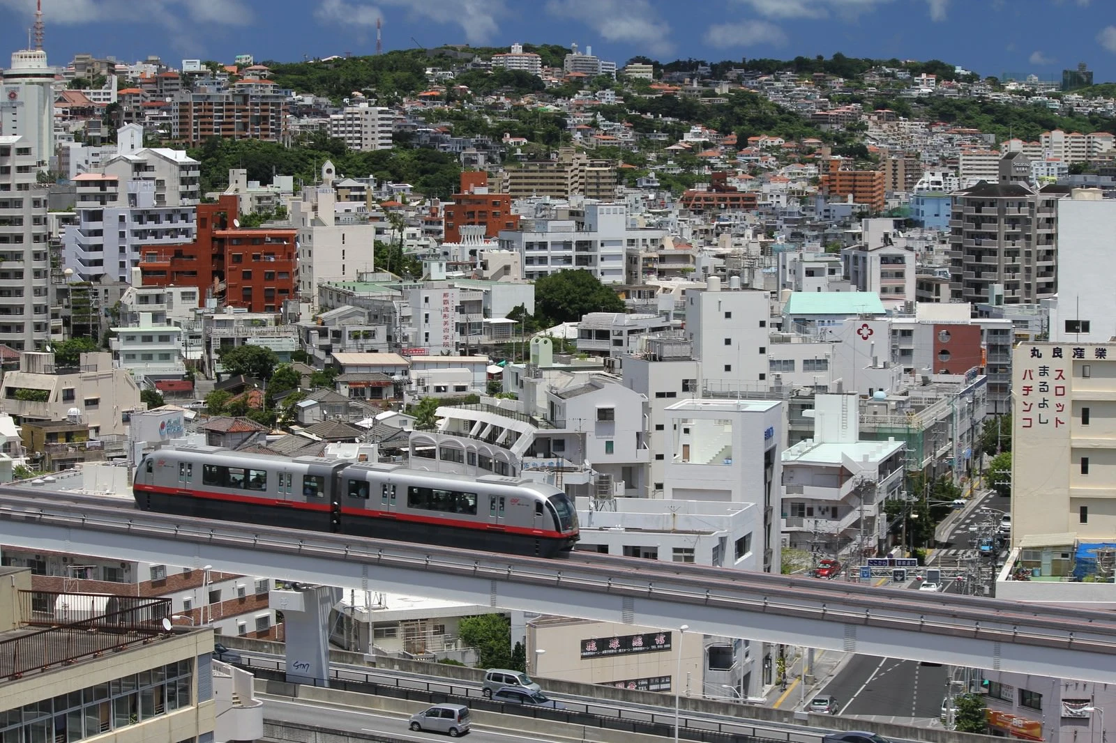 沖縄県那覇市の街並みとゆいレール
